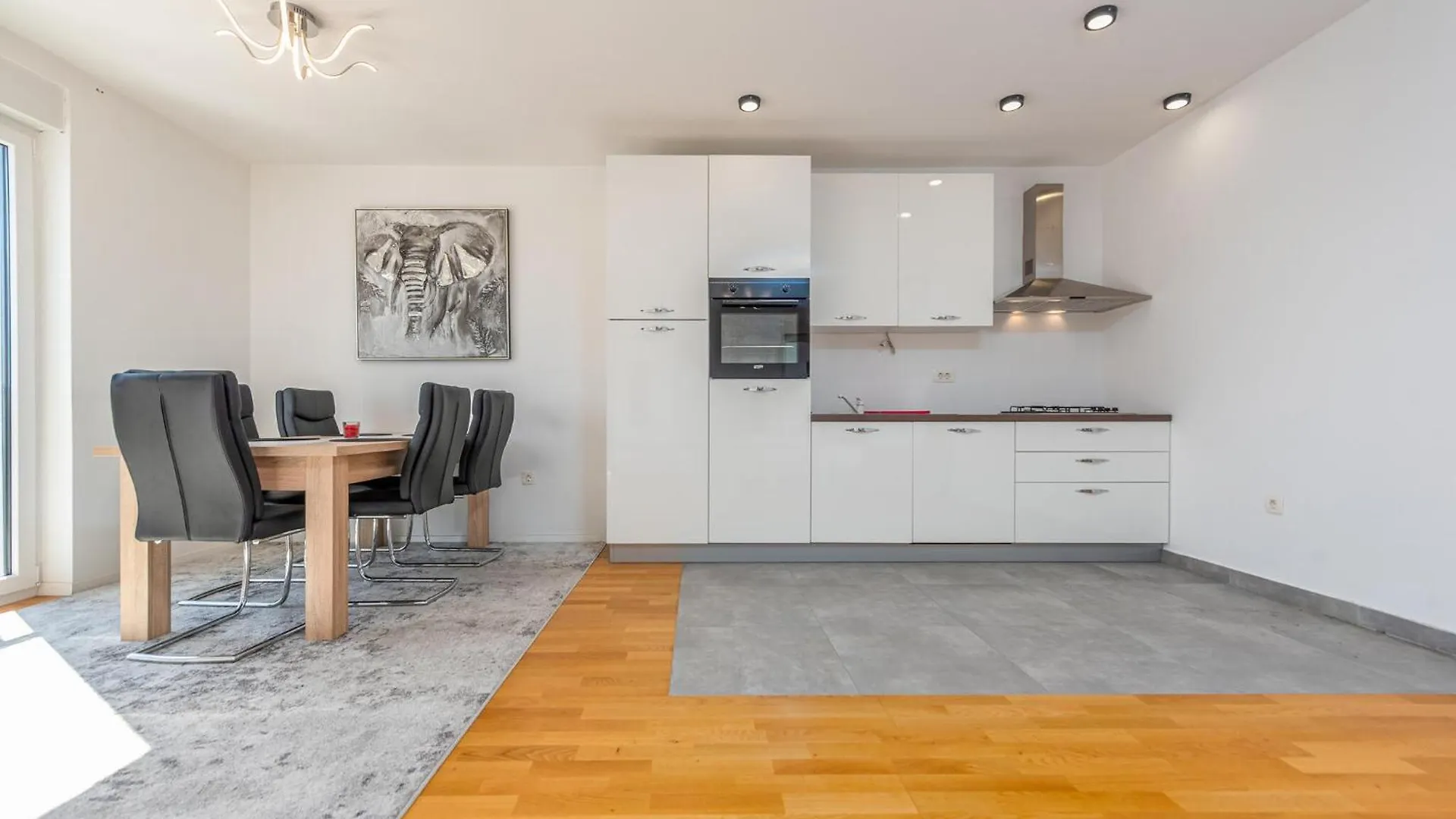 2 Bedroom Lovely Apartment In 扎达尔