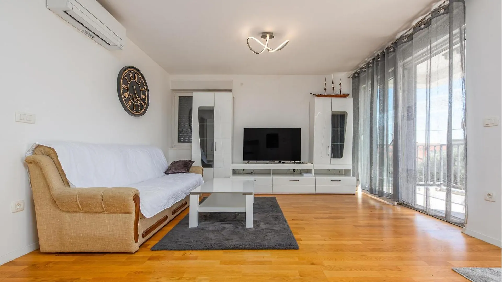 2 Bedroom Lovely Apartment In 扎达尔