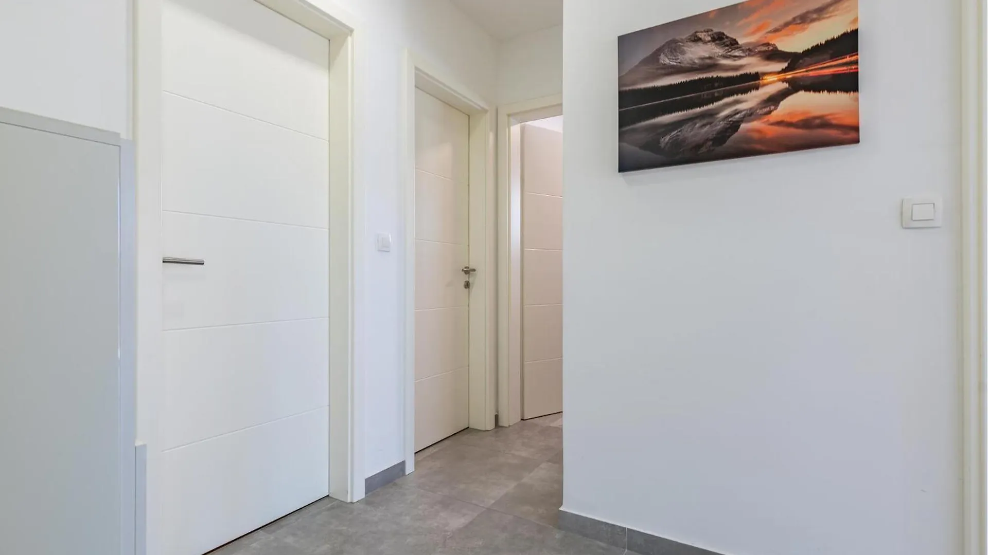 2 Bedroom Lovely Apartment In 扎达尔